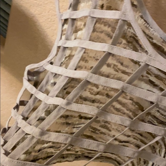 Chiffon geometric cutout crop - Picture 3 of 3